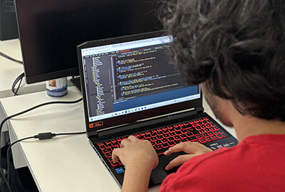Les meilleures newsletters et podcasts pour suivre l'actualité tech, IA, cybersécurité et DevOps dès la rentrée